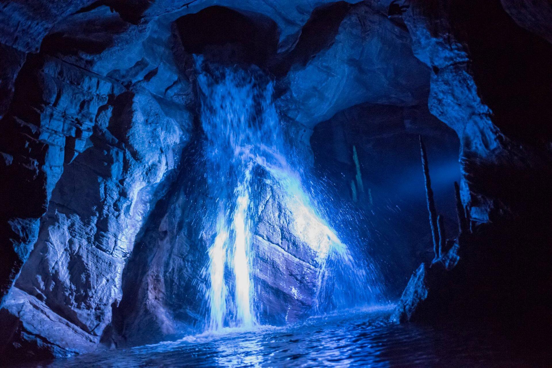 Sous terre aux Grottes de Neptune
